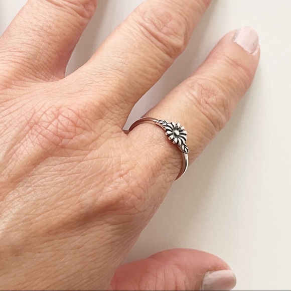 Mini Daisy Ring main image 0